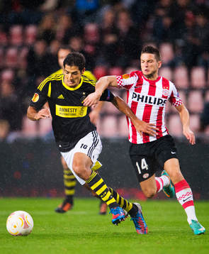Celso Borges, AIK, utmanas av Dries Mertens, PSV