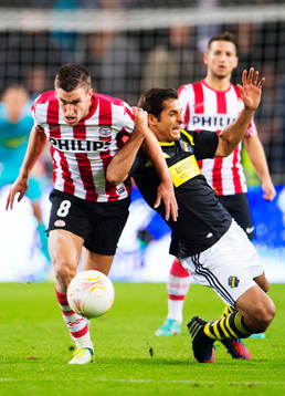 Kevin Strootman, PSV, stoppar Celso Borges, AIK