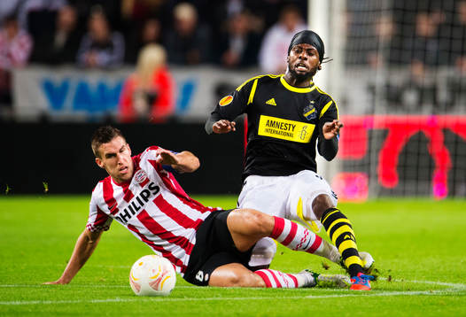 Kevin Strootman, PSV, tacklar Martin Kayongo-Mutumba, AIK