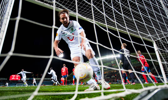 Sergio Pinto, plockar ut bollen