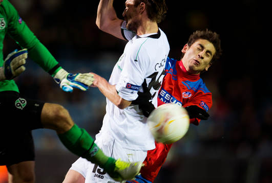 Alejandro Bedoya, Helsingborg, kolliderar med Christian