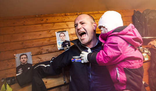 Halda Kabil, tränare Varberg, sjunger och jublar i