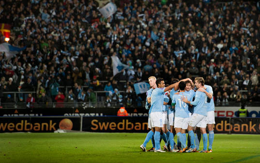 Simon Thern, Malmö FF tittar fram i högen och jublar lite