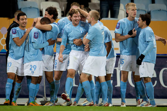 i mitten av högen står målskytten till 2-1 Markus