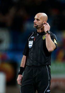 domare Stefan Johannesson talar i sitt headset