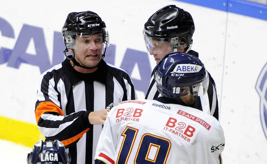 Huvuddomare Christer Lärking samtalar med Djurgårdens