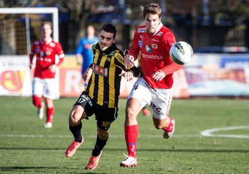 Björn Anklev, Häcken, och Jörgen Skjelvik, Kalmar, jagar