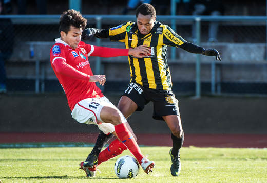 Närkamp mellan Emin Nouri, Kalmar, och Nasiru Mohammed,