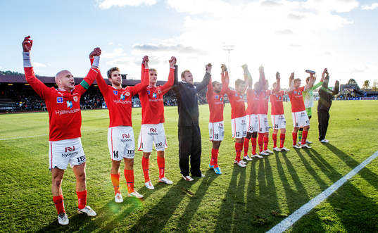 Kalmar jublar och tackar sina supportrar