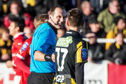 En missnöjd Björn Anklev, Häcken, pratar med domare