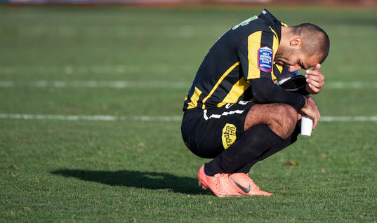 Mohammed Ali Khan, Häcken, sitter kvar på gräset