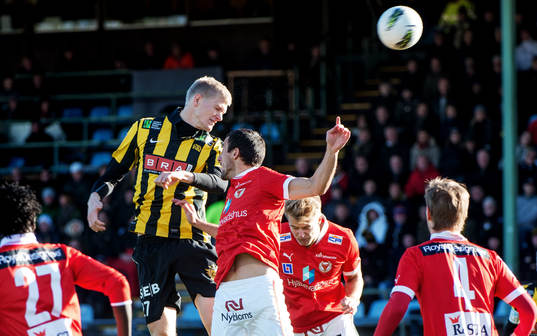 Tom Söderberg, Häcken, nickar mot mål