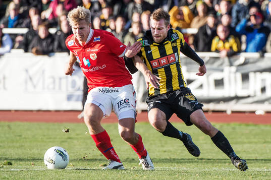 Kamp mellan Paulus Arajuuri, Kalmar, och Joel Johansson,