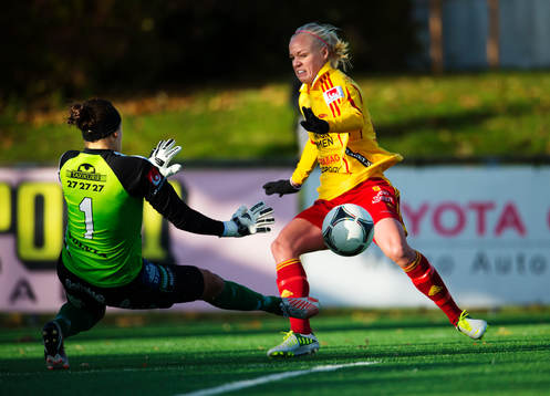 Minna Meriluto, målvakt, Jitex, utmanas av Caroline Seger,