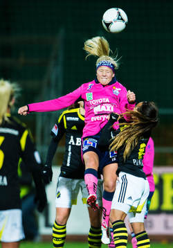 Pernille Harder, Linköping, nickar bollen
