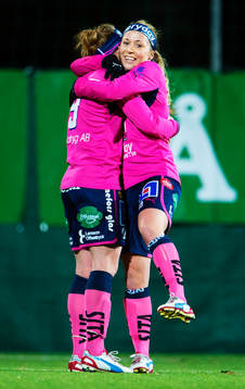 Manon Melis och Matilda Agné, Linköping, kramar om