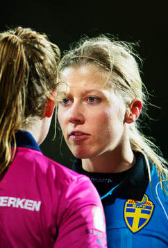 Sandra Fogelberg, domare, tillrättavisar en spelare