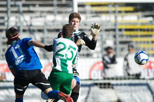 Nicklas Lindqvist, Hammarby, slår bollen vid sidan om