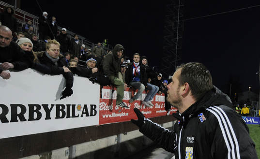 Tränare Mikael Stahre IFK Göteborg i diskussion med