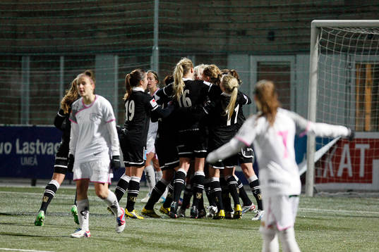 Jubel framför UIK målet då Emmilia Konradsson gör 1-0,