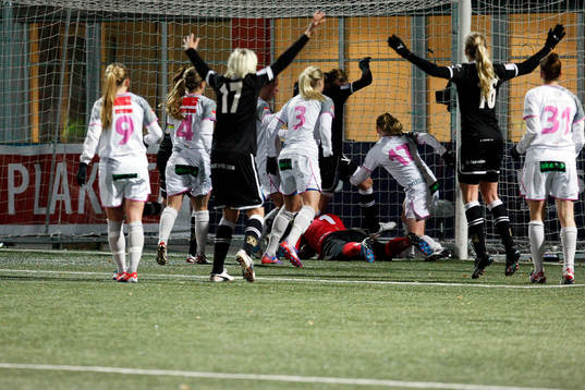 Jubel framför UIK målet då Emmilia Konradsson gör 1-0,