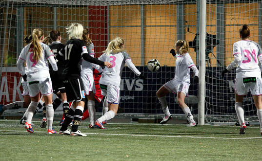 Emmilia Konradsson gör 1-0, matchen slutade 1-1