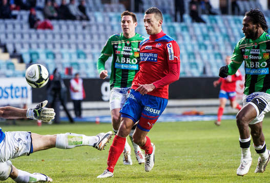 Nikola Djurdjic, Helsingborg, försöker lobba in bollen