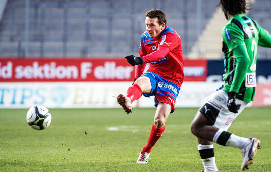 Ardian Gashi, Helsingborg, skjuter mot mål
