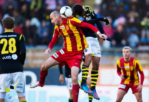 Dinko Felic, Syrianska, i en luftduell med Celso Borges, AIK