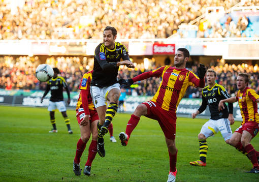 Nicklas Backman, AIK, gör ett språng mot bollen