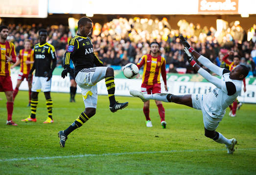 Henok Goitom, AIK, kommer fri mot Dwayne Miller, målvakt,