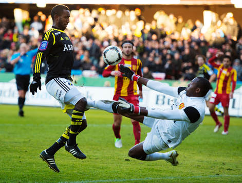 Henok Goitom, AIK, kommer fri mot Dwayne Miller, målvakt,