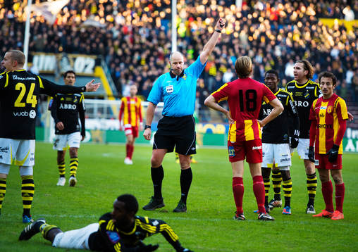 Martin Hansson, domare delar ut ett rött kort till Omar