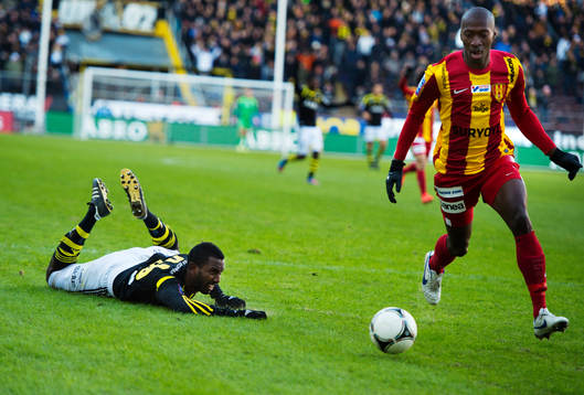 Henok Goitom, AIK, blir fälld av Omar Jawo, Syrianska