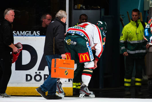 Viktor Svedberg, Frölunda, lämnar isen skadad