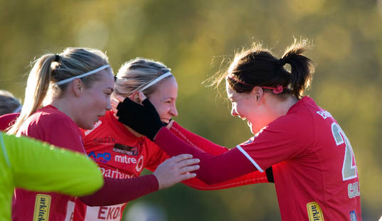 1-0 Emelie Johnsson, Kristianstad, grattas av Mia Carlsson
