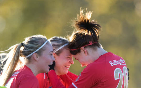 1-0 Emelie Johnsson, Kristianstad, grattas av Mia Carlsson