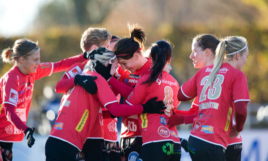 1-0 Emelie Johnsson, Kristianstad, grattas av Mia Carlsson