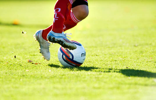Fot, boll, fotboll, gräs, bollbehandling, fotbollsskor