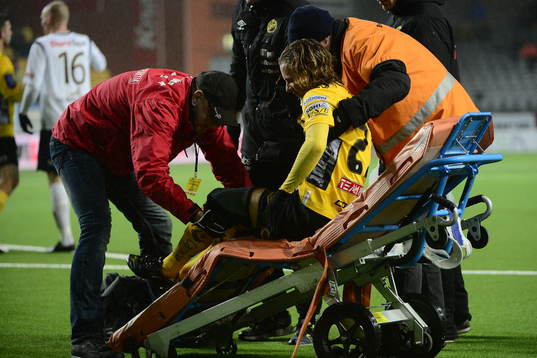 Niklas Hult, Elfsborg skadad och blir utburen på bår