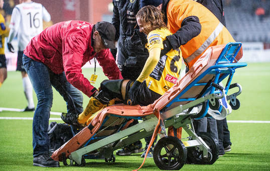 Niklas Hult, Elfsborg, lyfts över på bår