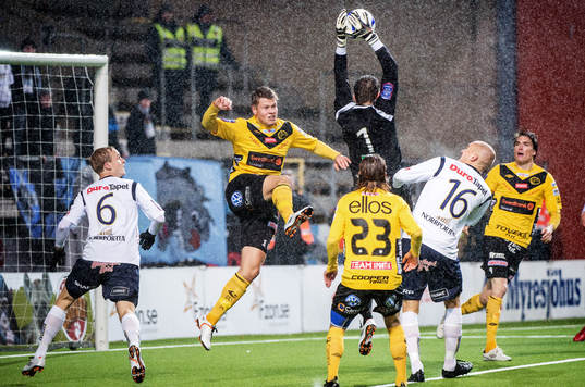 Viktor Claesson, Elfsborg, går upp för att nicka med