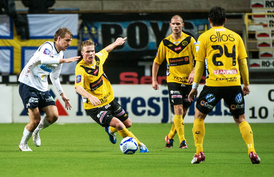Oscar Hiljemark, Elfsborg, i kamp om bollen med Johan