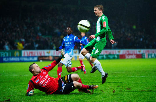 Mikael Rynell, Hammarby, kommer fri mot Fredrik Persson,