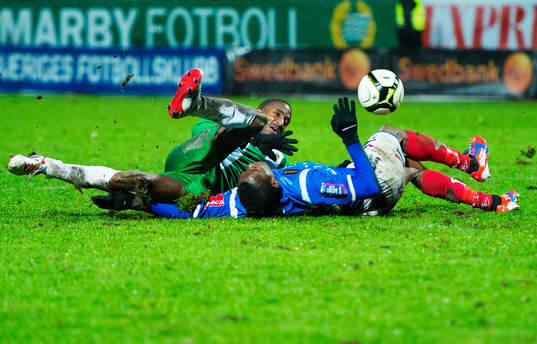 Ibrahim Koroma, Trelleborg, krockar med Jose Monteiro,