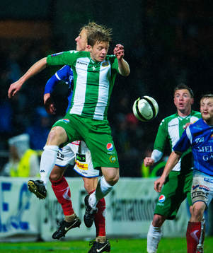 Mikael Rynell, Hammarby, vinner en luftduell