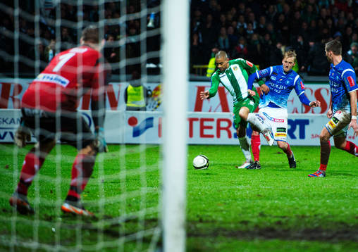 Billy Berntsson, Hammarby, kämpar mot två