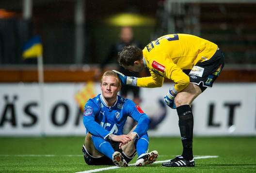 Assyriskas målvakt Robin Malmkvist tröstar Gudjón