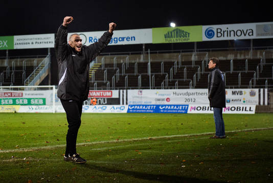 Henrik Larsson, tränare Landskrona jublar vid slutsignal