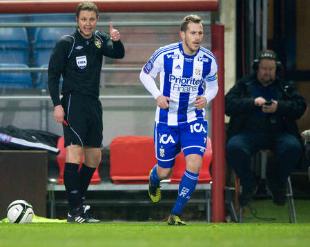 Tummen upp, domaren Markus Strömbergsson mot Tobias